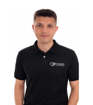 <p>“Recuerdo que desde pequeño jugaba con mi mamá a imitar acentos y hablar diferentes idiomas. Mi interés principal es motivar a todos a aprender esta rica lengua y compartir experiencias juntos”.</p>
