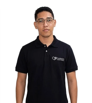 <p>“Desde mis inicios como estudiante de lenguas, el alemán supuso un atractivo para mí. Las marcadas diferencias con el español hacían de su aprendizaje un verdadero desafío, el cual estaba dispuesto a afrontar. He tenido la fortuna de trabajar como docente de alemán con niños pequeños en kindergarten, con estudiantes de primaria, y como profesor de refuerzo para estudiantes de secundaria. Todos ellos me ayudan a recordar por qué escogí este idioma. Asimismo, revitalizan mi motivación para continuar conociendo la rica cultura alemana en mi camino hacia el desarrollo personal y profesional.”</p>
