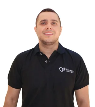 <p>“Desde pequeño he sentido atracción por los idiomas extranjeros y curiosidad por aprenderlos. Cuando tuve la oportunidad de realizar una Licenciatura en Idiomas Extranjeros, quedé fascinado con el idioma alemán. Hoy en día disfruto enseñar el idioma a otras personas y ver crecer su conocimiento.”</p>
