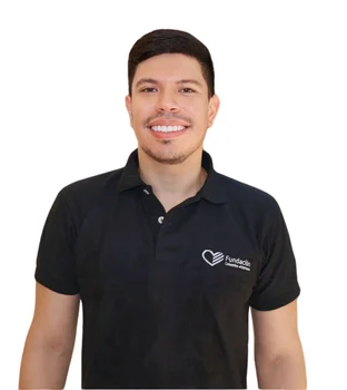 <p>“Desde pequeño he sentido atracción por los idiomas extranjeros y curiosidad por aprenderlos. Cuando tuve la oportunidad de realizar una Licenciatura en Idiomas Extranjeros, quedé fascinado con el idioma alemán. Hoy en día disfruto enseñar el idioma a otras personas y ver crecer su conocimiento.”</p>
