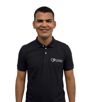 <p>“Desde pequeño, he sentido un gran interés por los idiomas extranjeros, lo que me llevó a explorar diferentes lenguas a lo largo de mi vida. Fue durante mis estudios universitarios cuando descubrí el alemán, un idioma que me cautivó por su estructura precisa y su conexión con una cultura tan interesante. Al aprender alemán, no solo entendí su gramática y vocabulario, sino también cómo está presente en diversas áreas como la ciencia, la tecnología y la cultura. A medida que avanzaba en mi aprendizaje, aprecié aún más sus particularidades y la importancia que tiene en el mundo. Esto me ha motivado a compartir mi conocimiento del alemán con otros, para que puedan descubrir el potencial de este idioma y lo que tiene para ofrecer”.</p>
